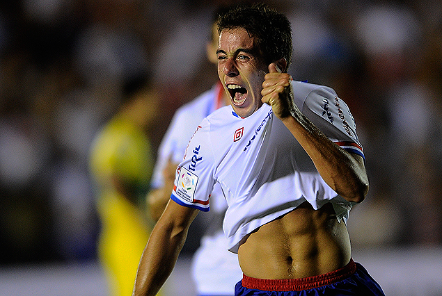 Carlos De Pena se llena la boca de gol y muestra su camiseta a la tribuna, en la celebración de la segunda y decisiva conquista.