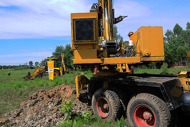 La maquinaria pesada haciendo el trabajo de nivelación del suelo del predio. 