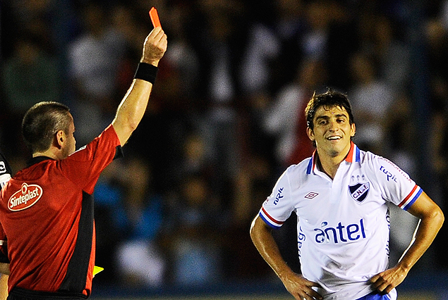Roberto Silvera le muestra la tarjeta roja a Maxi Calzada en el minuto 45. "Pochola" será suspendido.