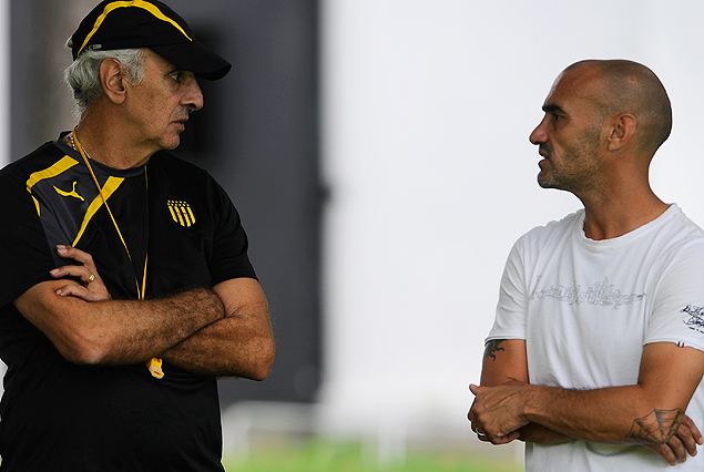Jorge Fossati en plena charla con Paolo Montero, su capitán en la selección. Hoy juntos en Peñarol.