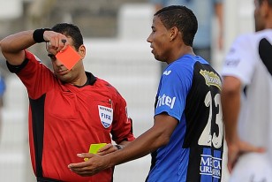 El árbitro Ferreira expulsa a Freitas en el segundo tiempo con remera de color rojo.