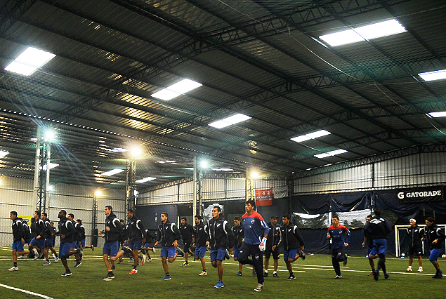 Los jugadores y el cuerpo técnico de Nacional en el gimnasio de la zona de Malvin.