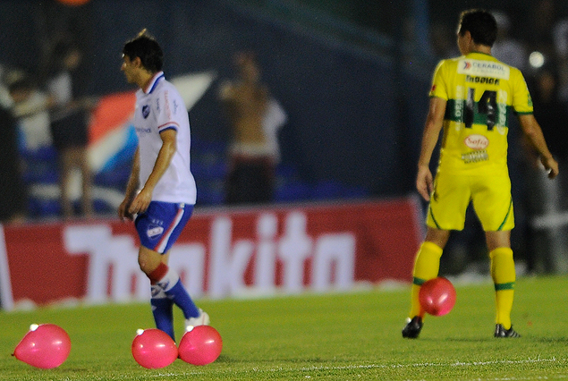 Los globos lanzados al aire por los parciales tricolores, aparecen en la cancha en plena disputa del juego.