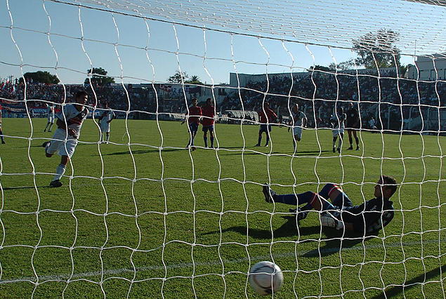 El penal que picó "Nacho" González en la goleada de Danubio 3:0 sobre Nacional en Jardines del Hipódromo. 