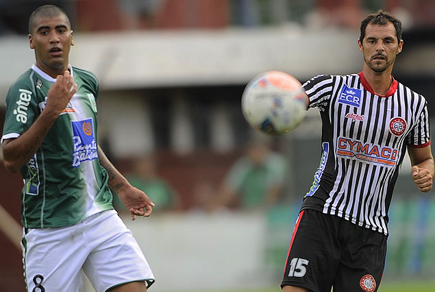 Luis Gorocito y Adrián Romero ven seguir de largo el balón.