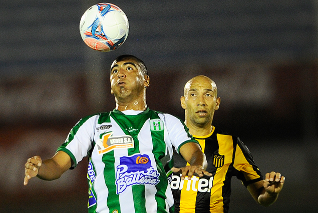 Luis Gorocito intenta dominar el balón, Baltasar Silva llega a su marca.