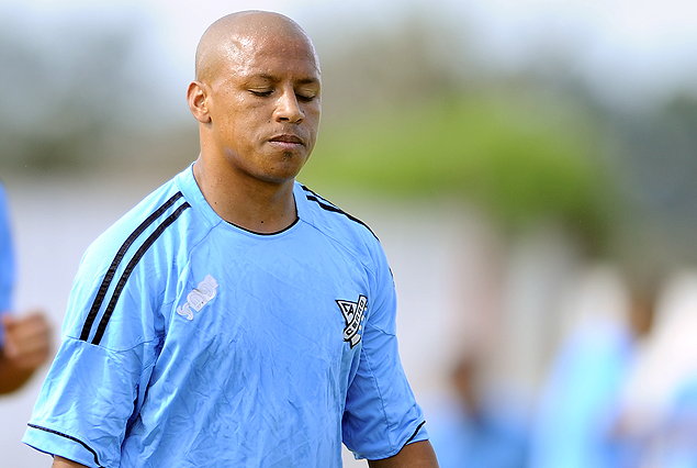 Héctor Acuña no tomó parte del trabajo de fútbol por estar sentido. 