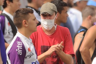 La modita: el tapa boca en el hincha. Copiando lo quen o se debe. 