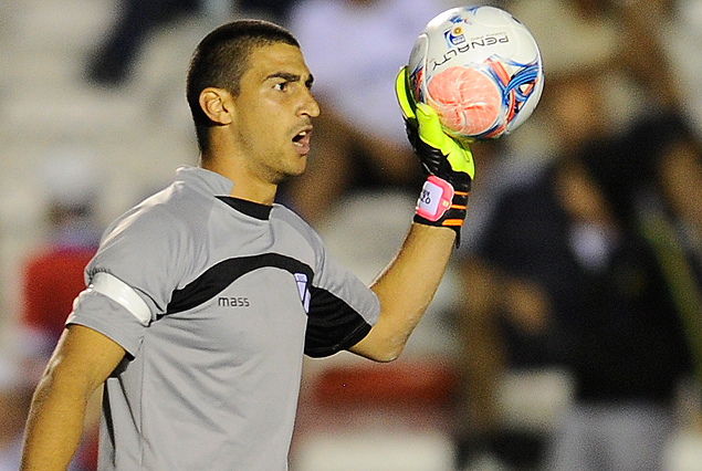 Salvador Ichazo se queda con una pelota. Imagen de un jugador que fue figura.