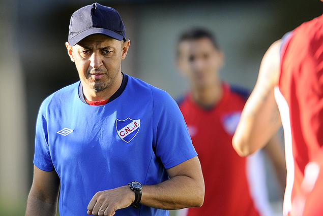 El Profesor Javier Carballo ordenando el trabajo físico en Los Céspedes. 