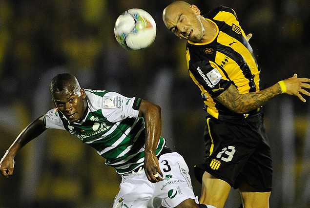 Darwin Quintero queda por debajo de Damián Macaluso que rechaza de cabeza. El colombiano voló...