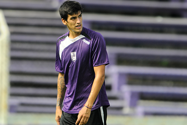 Matías Malvino en la zaga del violeta el viernes ante Peñarol. 