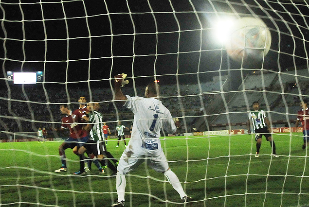 Segundo gol de Nacional. La pelota explota en la red de Contreras tras el preciso derechazo de Juan Cruz Mascia.