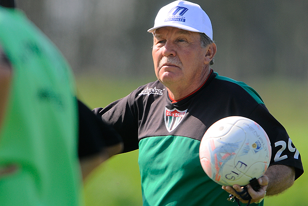 Raúl Moller procurará definir en el fútbol del jueves la oncena que jugará ante Juventud el sábado.
