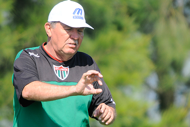 Raúl Möller, entrenador de El Tanque Sisley. 