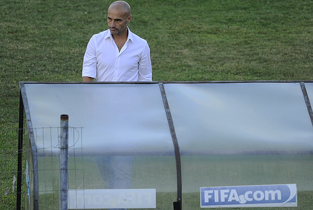 Paolo Montero delante del banco de suplentes del Estadio Centenario. El ex capitán de la selección cosechó su primer triunfo como entrenador.  