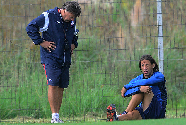 El profesor Julio Moreno indica los movimientos a Richard Porta en el trabajo específico, ante sobrecarga muscular. 
