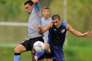 El juvenil Alfonso Espino intenta quedarse con el balón en el amistoso ante Torque. 