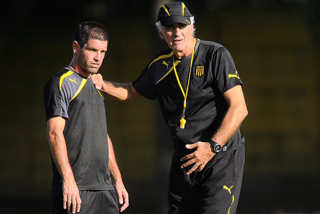 Antonio Pacheco, el capitán junto a Jorge Fossati, el entrenador.