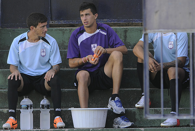 Leonardo Pais con hielo en el tobillo golpeado. Será evaluado el miércoles para definir si viaja, aunque hay optimismo. 