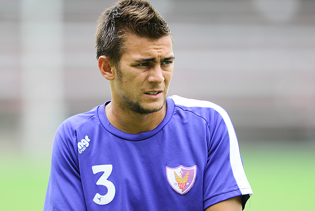 Gonzalo Pappa firme en el medio de los albivioletas.