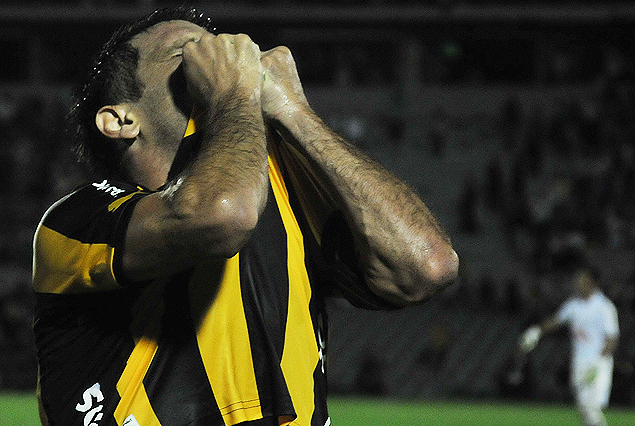 “Tony” Pacheco besó la camiseta en el festejo del segundo gol de Peñarol, de penal, en la hora, para la victoria.
