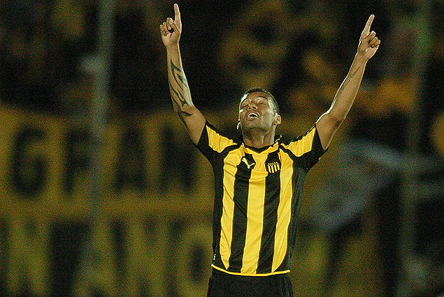 ¿Se acuerdan del brasileño Joao Pedro? festejando uno de los pocos goles que marcó con los mirasoles. Fue ante el Caracas, la noche del 26 de enero del 2012, en el Monumento Histórico.