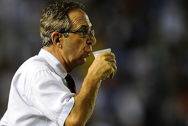 Gerardo Pelusso bebe el agua de la victoria. "Nacional fue justo ganador", afirmó el entrenador.