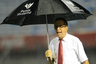 Gerardo Pelusso se protege de la lluvia con un coqueto paraguas.