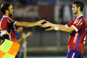 Gastón Pereiro, dolorido deja la cancha. Lo suplanta su ídolo, "Chino" Recoba. 