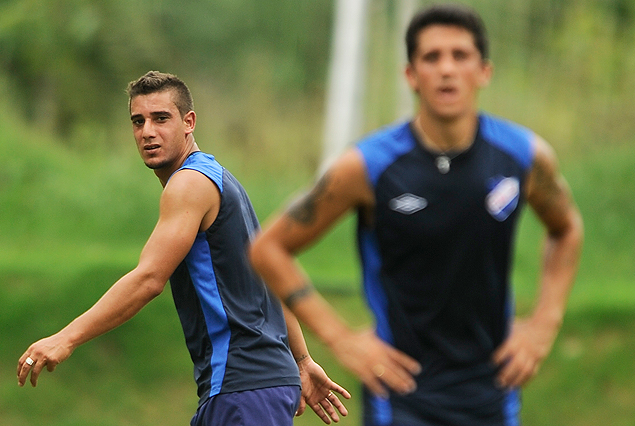 Jonathan Píriz y Henry Giménez en acción en el amistoso ante Torque del miércoles en Los Céspedes.