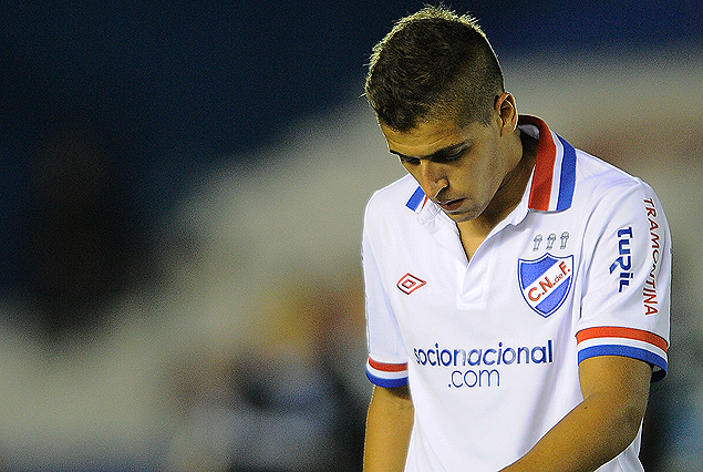Nicolás Prieto se retira cabizbajo. El volante dejó todo en la cancha.
