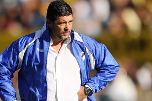 Leonardo Ramos dirigiendo en el triunfo 1:0 sobre Peñarol en febrero de 2013.