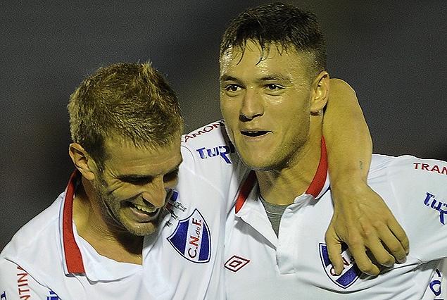 Alonso feliz y abrazado a Renato César, su mejor socio en el ataque.