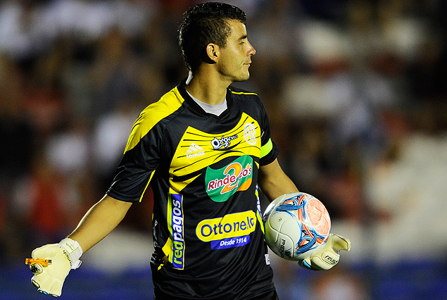 Guillermo Reyes con el encendedor en su mano derecha y la pelota en la izquierda.