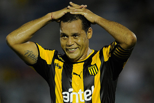 Darío Rodríguez se toma la cabeza tras la sanción del penal en su contra. "Toqué la pelota no al rival", afirmó el capitán aurinegro. 