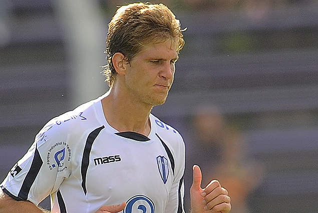 Diego Rodr?guez en la defensa de Juventud..