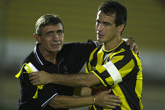 Walter "Cata" Roque en el abrazo con el capitan de Peñarol Pablo Bengoechea, previo al partido Peñarol-Tachira del Estadio en el 2001.