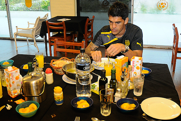 El delantero argentino Javier Toledo almorzando en Los Aromos a horas del partido. 