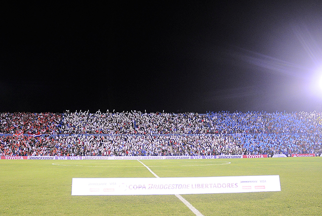 Los parciales formando el mosaico de tres colores, rojo, blanco y azul  en la tribuna Atilio García.