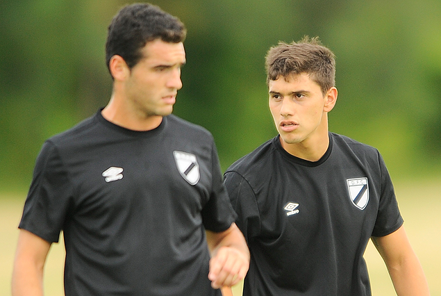 Fabricio Formiliano y Emiliano Velázquez, entre los once titulares de Danubio. 