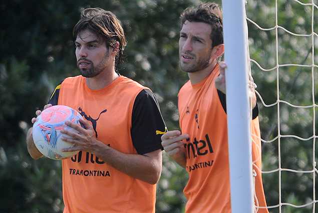 Gonzalo Viera y Joe Bizera en la defensa.