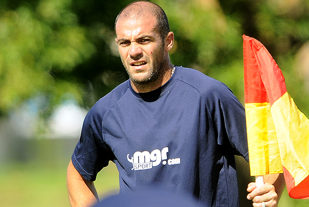 Walter Pandiani juega el domingo y viaja a Barcelona para tratarse del quiste detrás de la rodilla.