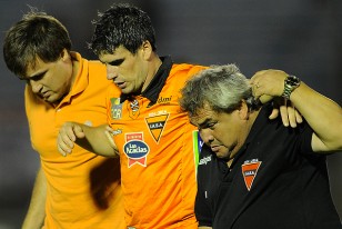 Fabián Yantorno con la ayuda de la sanidad se retira de la cancha. Se resintió de lesión en rodilla.