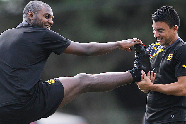 Marcelo Zalayeta y "Japo" Rodríguez, sonrisas en el entrenamiento en Los Aromos.