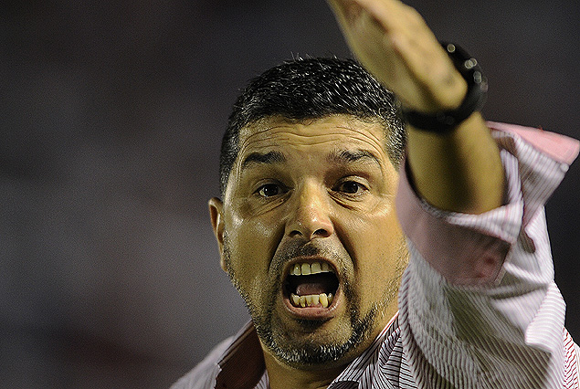 Leonardo Ramos ordenando. Mostró su acostumbrada confianza en el plantel. 