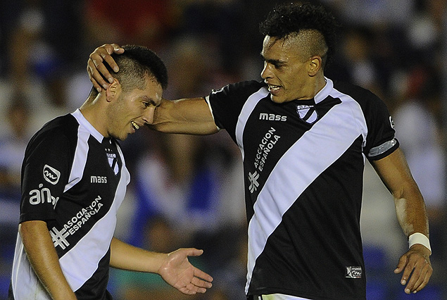 El festejo de Danubio. Jonathan Alvez le celebra con Ignacio González, que puso el segundo y definitivo para los de la franja. 