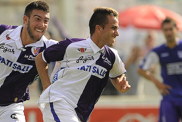 Franco Acosta en el festejo del golazo de Fënix; el juvenil tiene notable carrera en su futuro. 