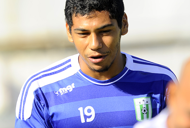 Angel Cayetano convirtió el gol de Racing en el juego con Villa Teresa.