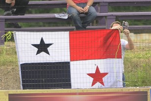 La bandera de Panamá en el Capurro. 